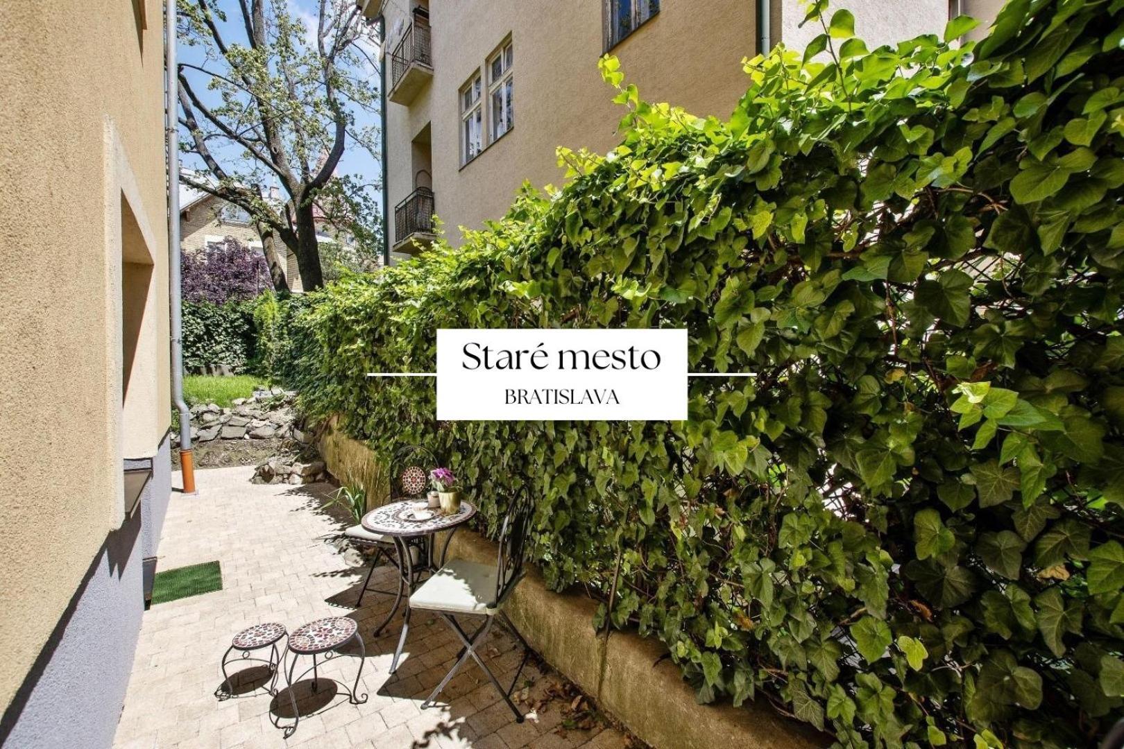 Stylish Historical Apartment + Backyard Bratislava Exterior foto